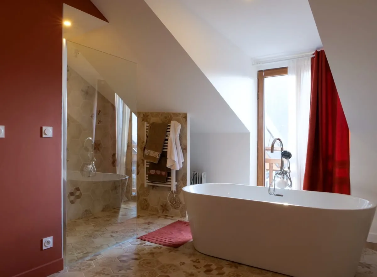 Salle de bain dans une suite parentale au pied des montagnes