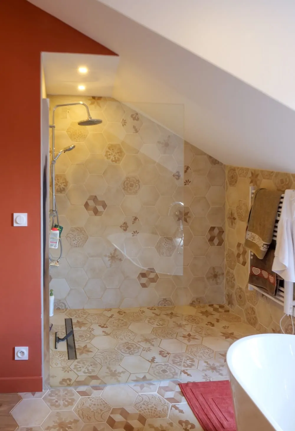 Salle de bain dans une suite parentale au pied des montagnes