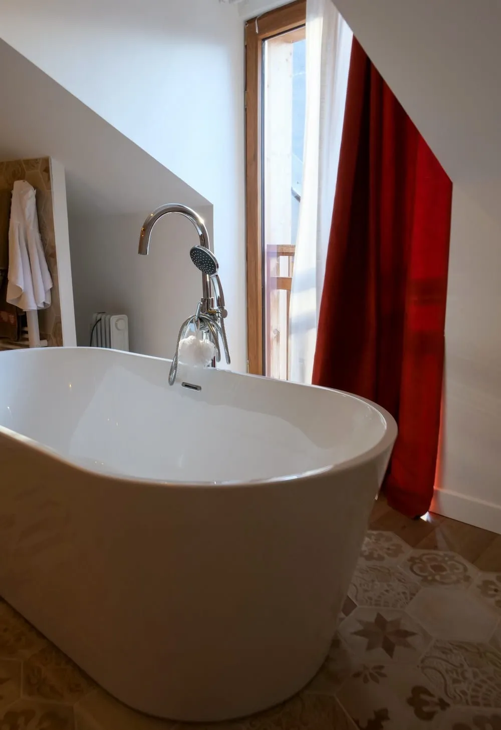 Salle de bain dans une suite parentale au pied des montagnes