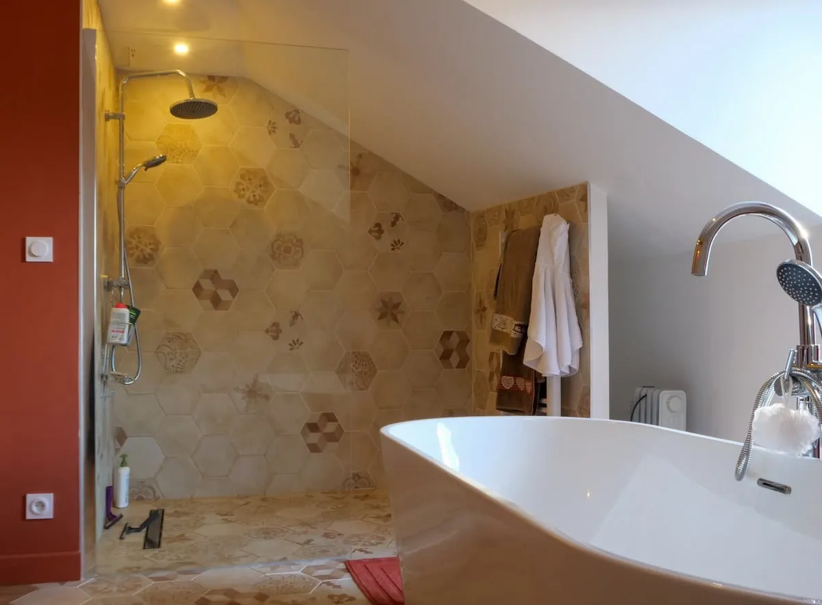 Salle de bain dans une suite parentale au pied des montagnes