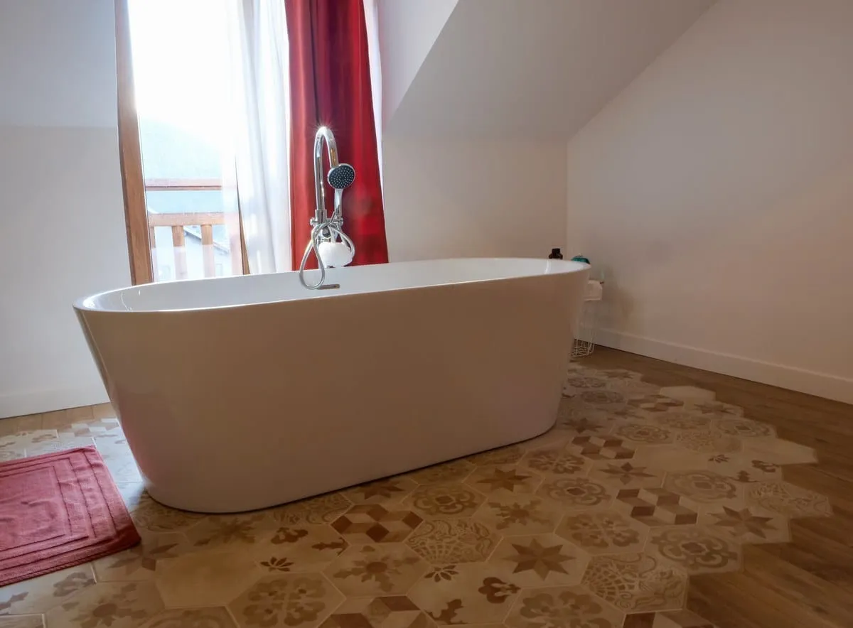 Salle de bain dans une suite parentale au pied des montagnes