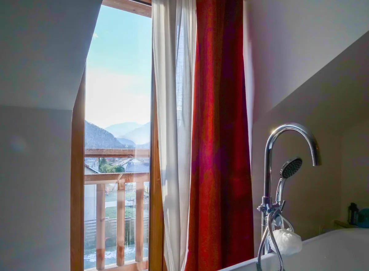 Salle de bain dans une suite parentale au pied des montagnes
