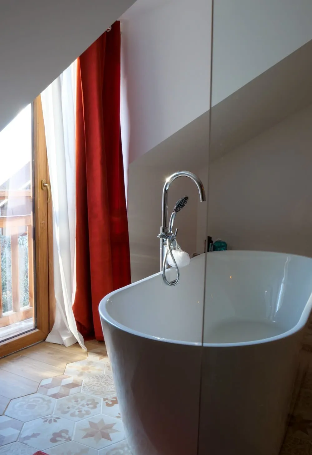Salle de bain dans une suite parentale au pied des montagnes
