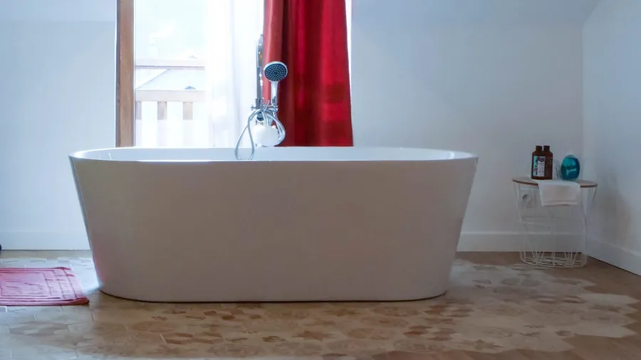 Salle de bain dans une suite parentale au pied des montagnes