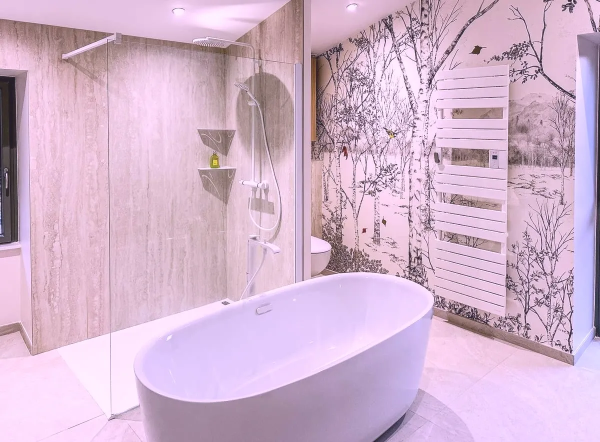 Salle de bain aux proportions généreuses dans une maison du Bugey