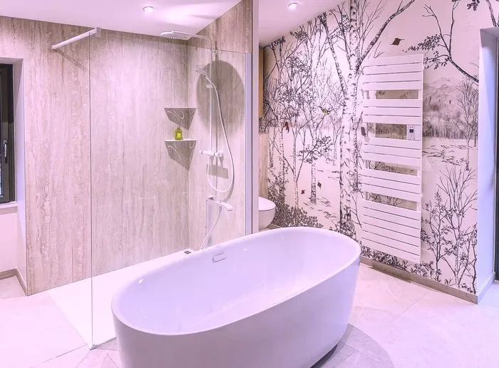Salle de bain aux proportions généreuses dans une maison du Bugey, Corveissiat