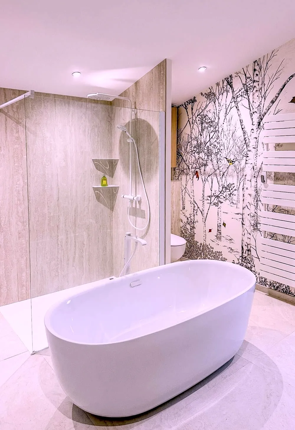 Salle de bain aux proportions généreuses dans une maison du Bugey