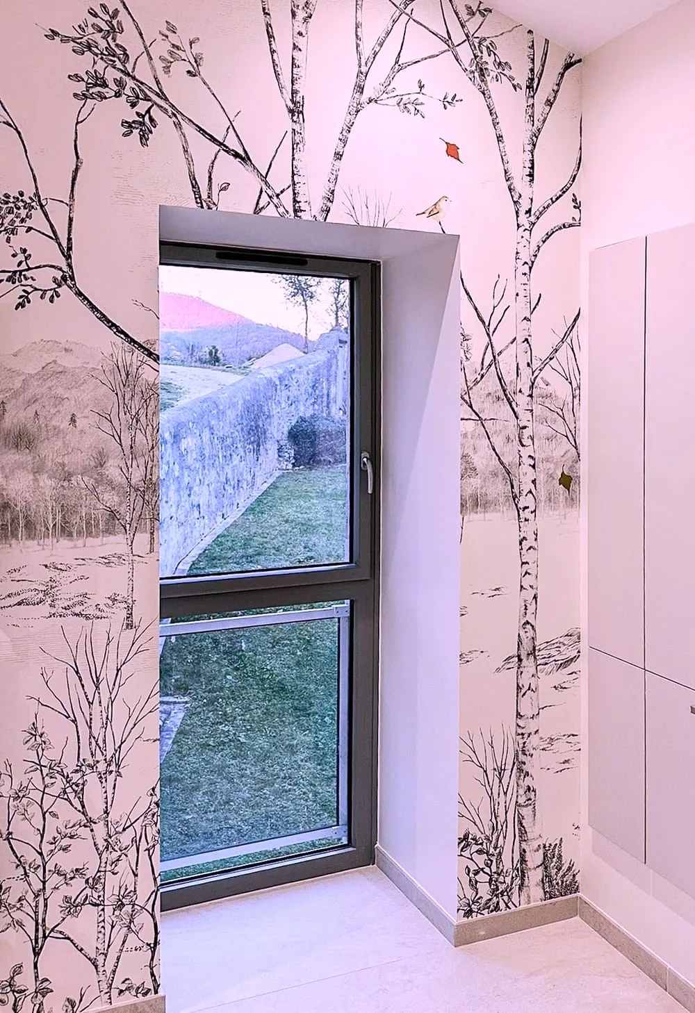 Salle de bain aux proportions généreuses dans une maison du Bugey