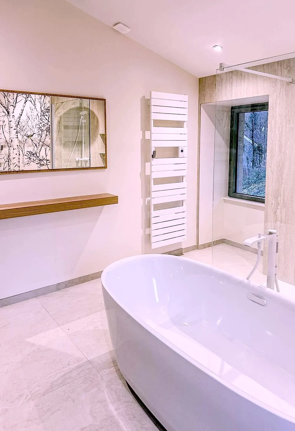 Salle de bain aux proportions généreuses dans une maison du Bugey