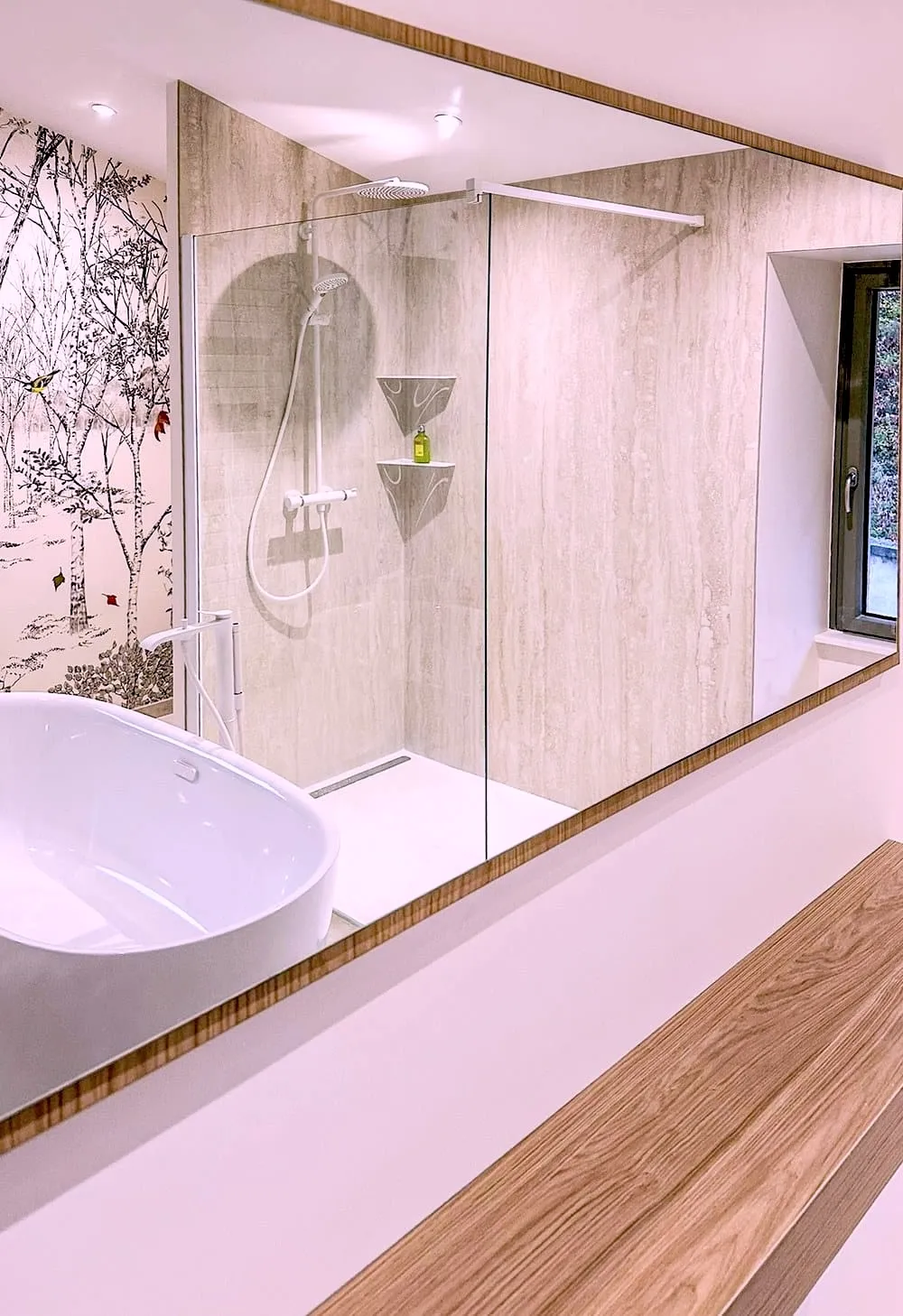 Salle de bain aux proportions généreuses dans une maison du Bugey