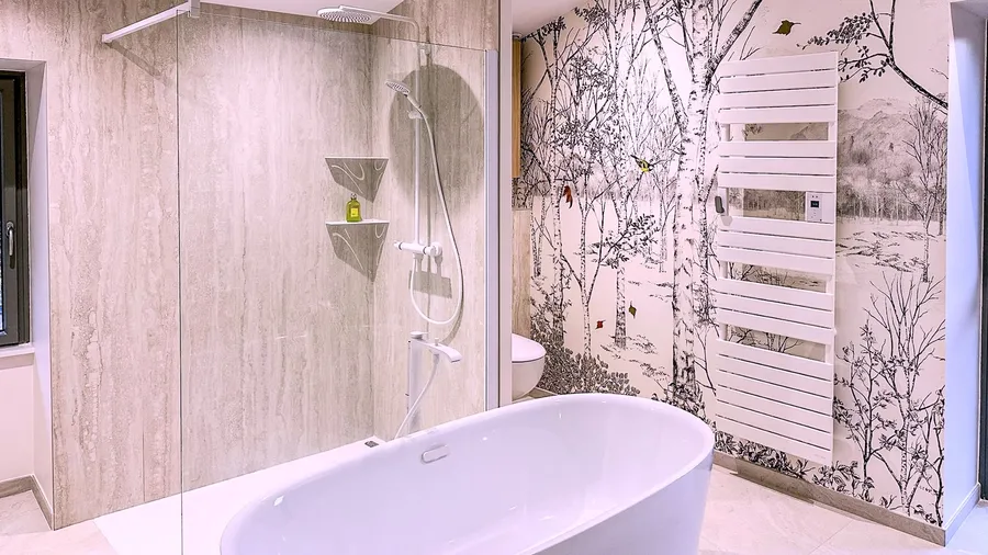 Salle de bain aux proportions généreuses dans une maison du Bugey