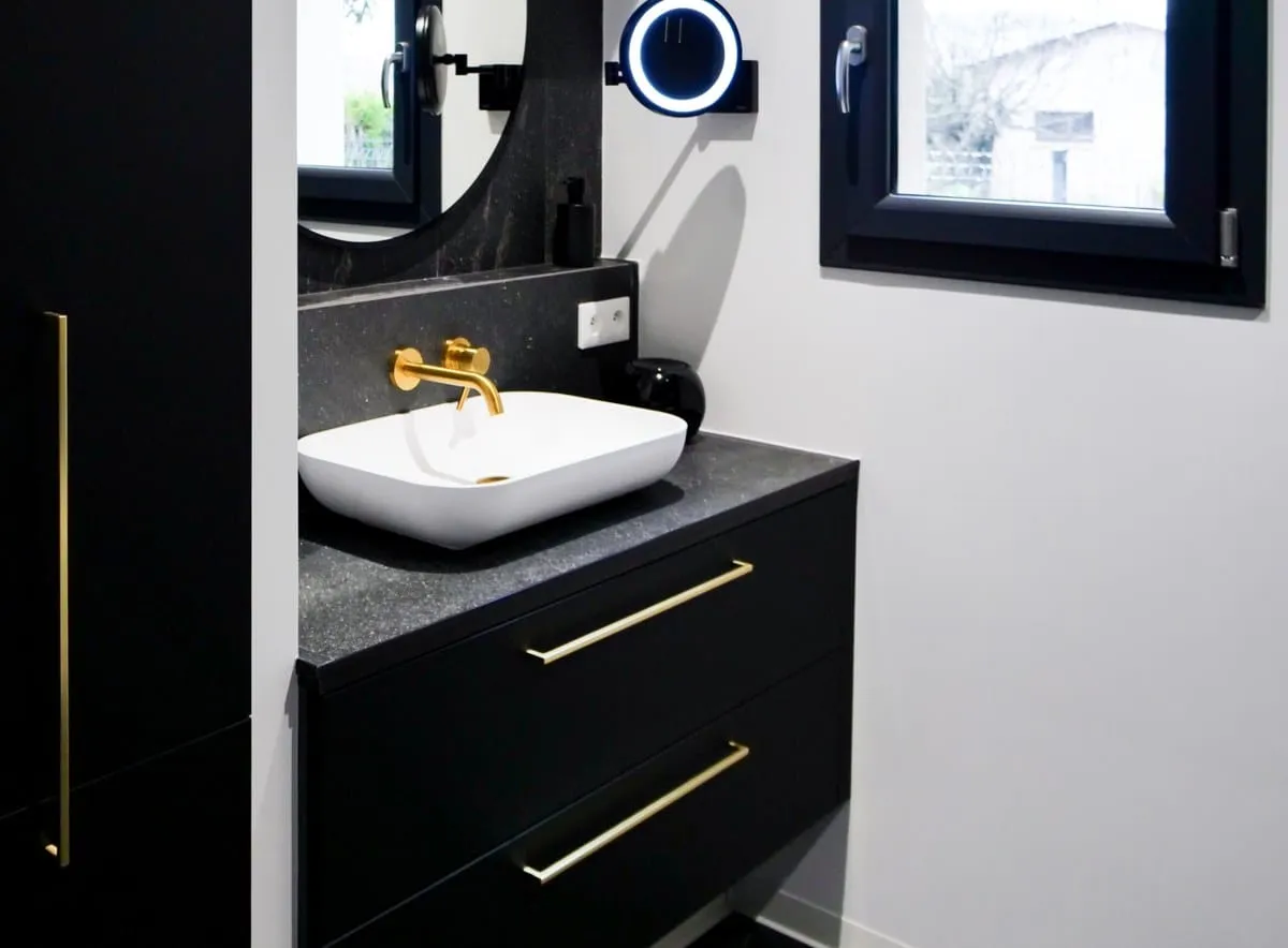 Salle de bain au style néo-baroque dans une maison neuve