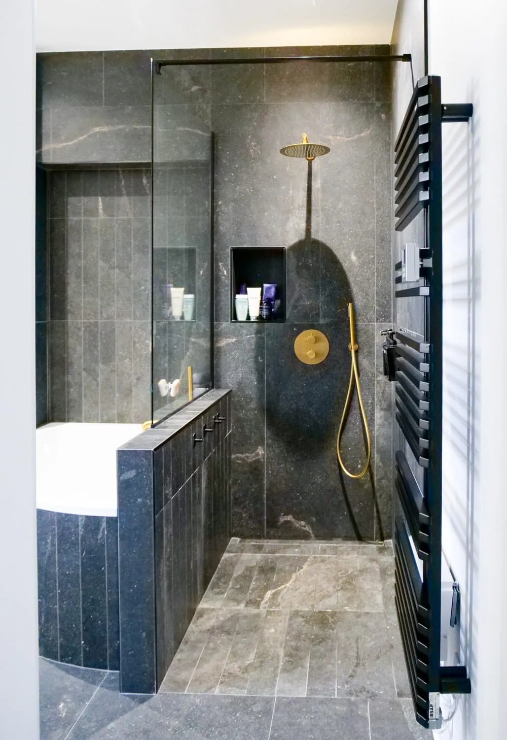 Salle de bain au style néo-baroque dans une maison neuve