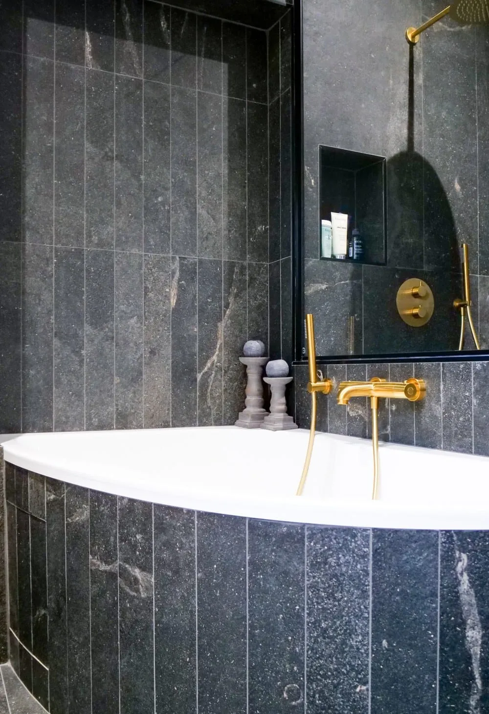 Salle de bain au style néo-baroque dans une maison neuve