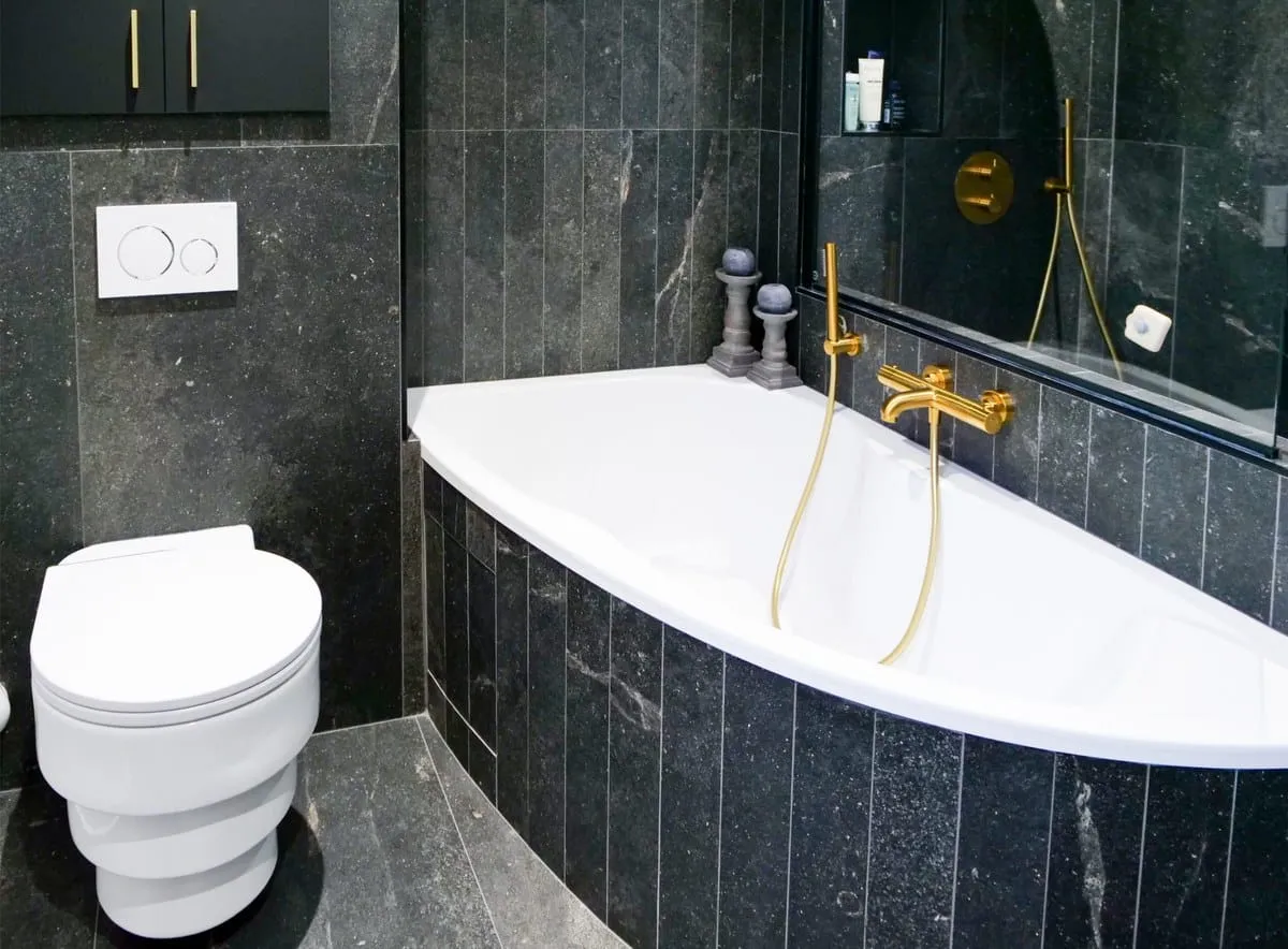 Salle de bain au style néo-baroque dans une maison neuve