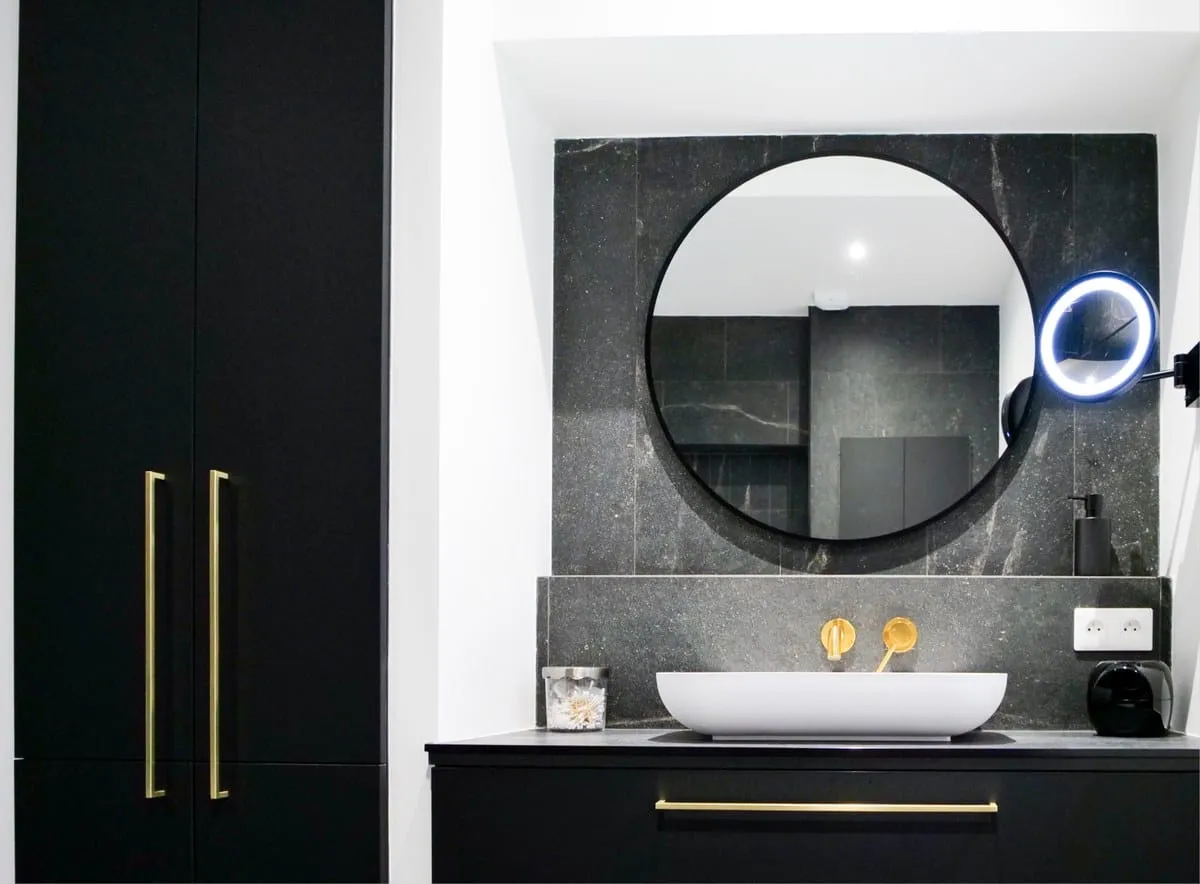 Salle de bain au style néo-baroque dans une maison neuve