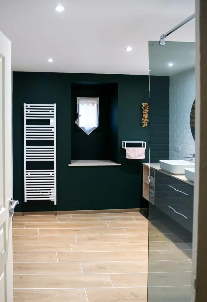 Salle de bain rénovée avec minimalisme dans une maison ancienne, Montbellet