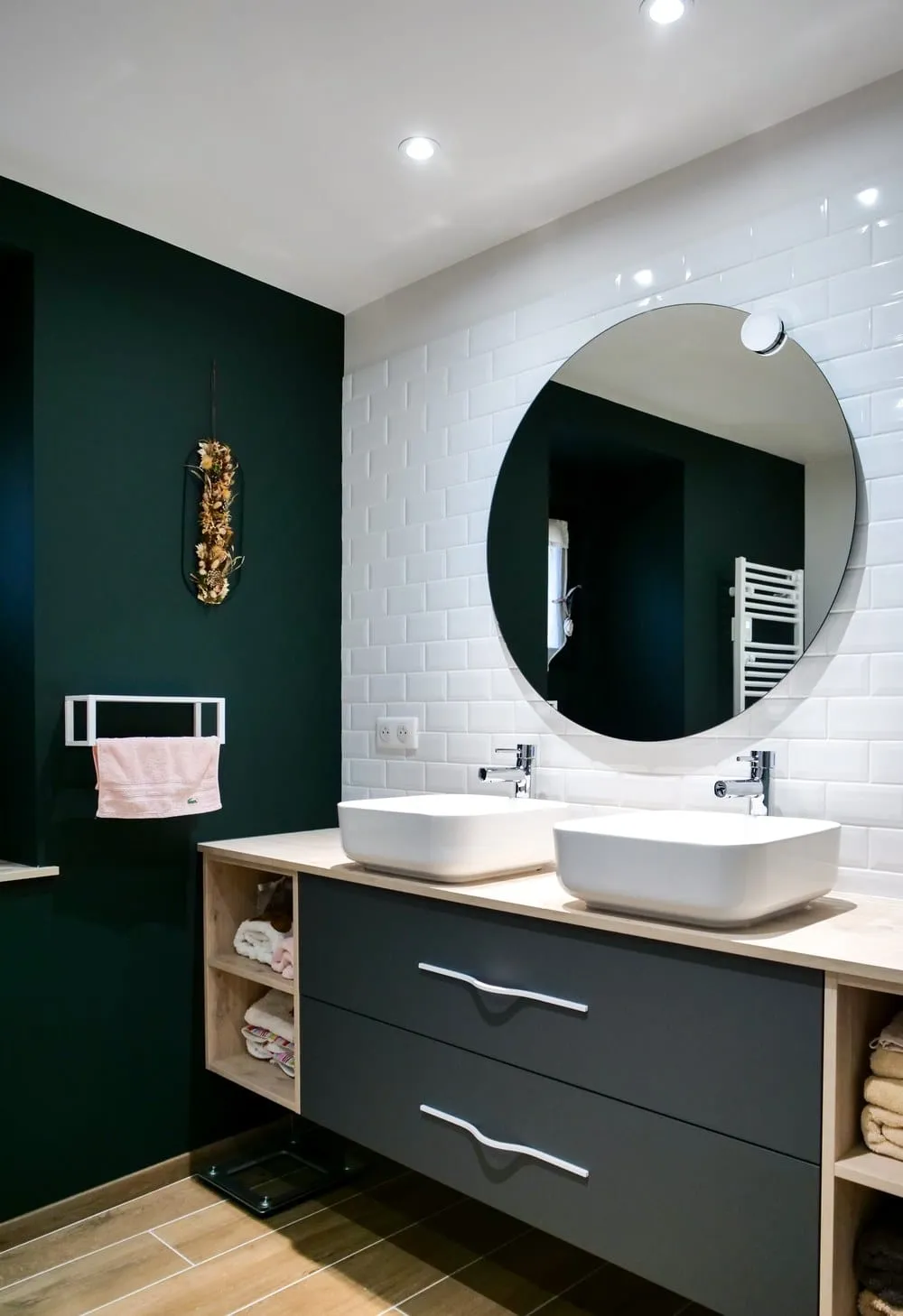 Salle de bain rénovée avec minimalisme dans une maison ancienne