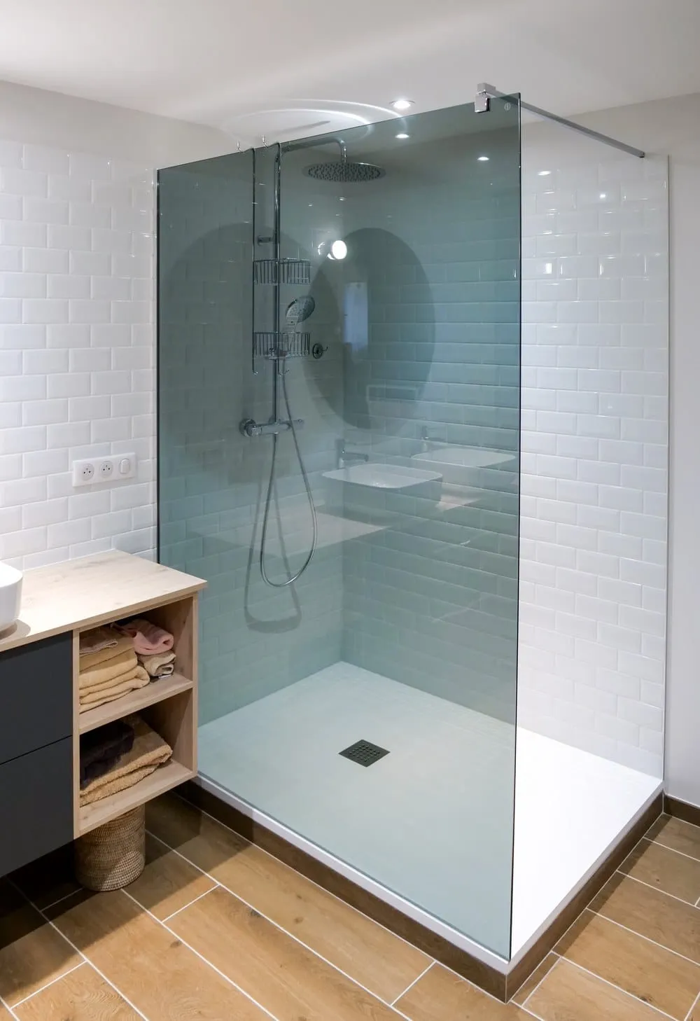 Salle de bain rénovée avec minimalisme dans une maison ancienne