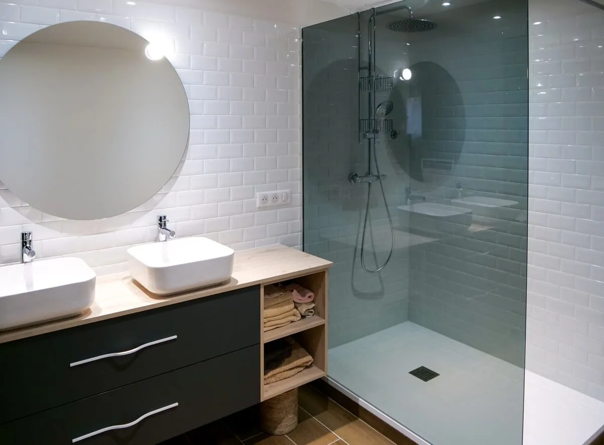 Salle de bain rénovée avec minimalisme dans une maison ancienne