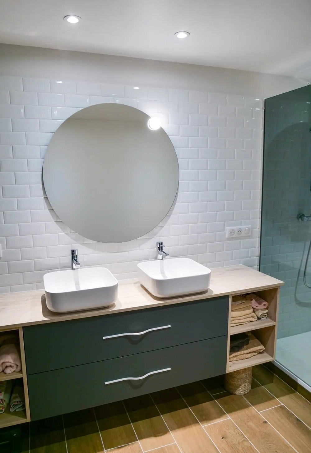 Salle de bain rénovée avec minimalisme dans une maison ancienne