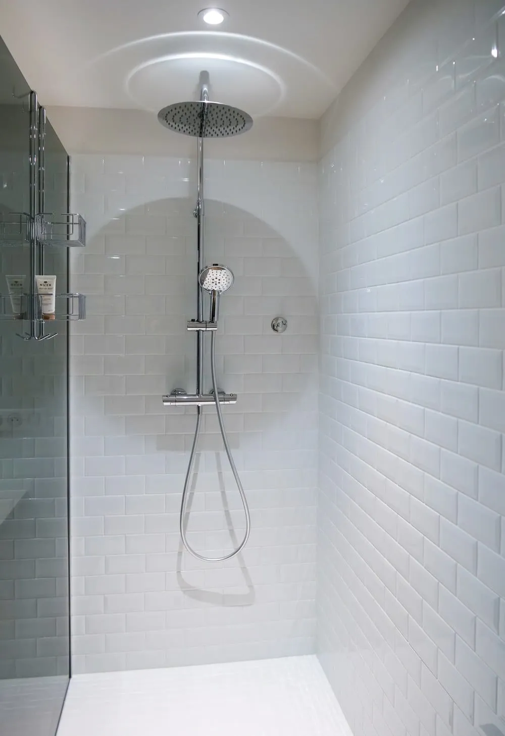 Salle de bain rénovée avec minimalisme dans une maison ancienne