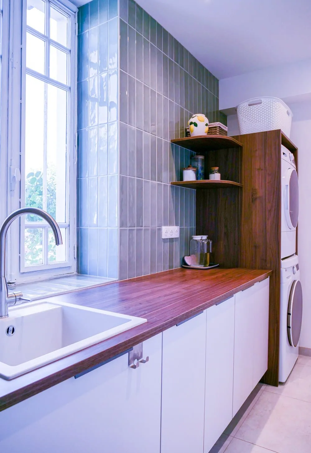 Buanderie chic et fonctionnelle dans une maison de Tournus