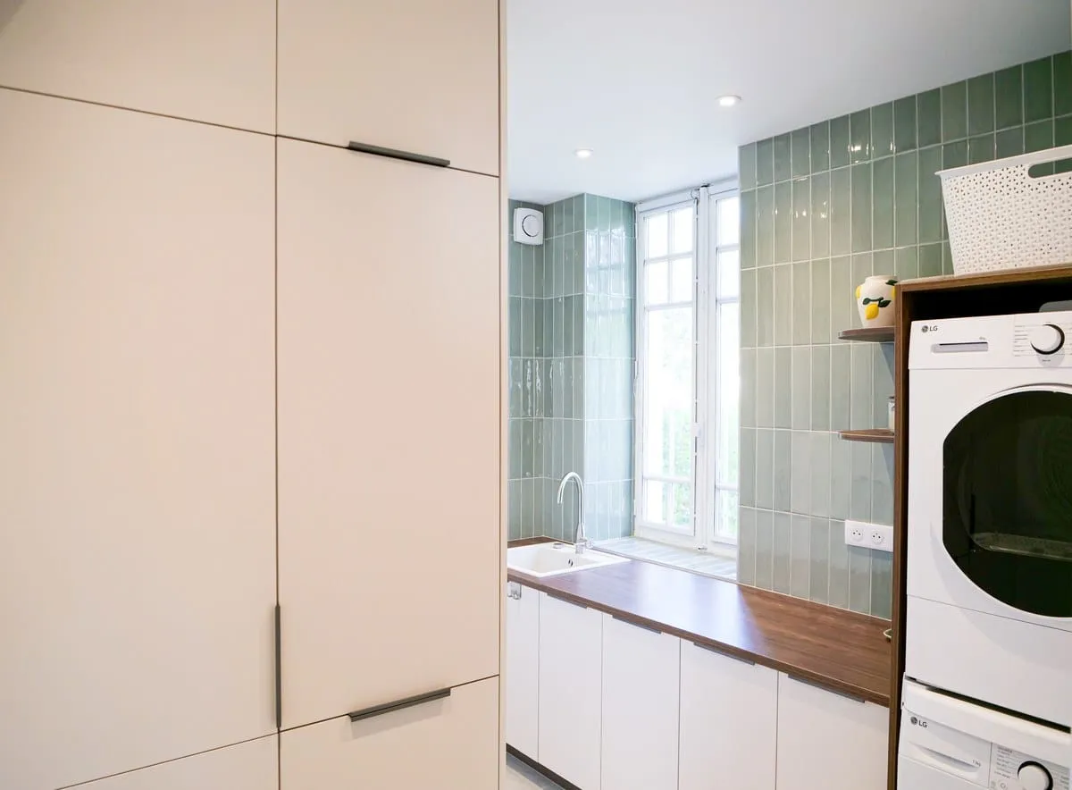 Buanderie chic et fonctionnelle dans une maison de Tournus