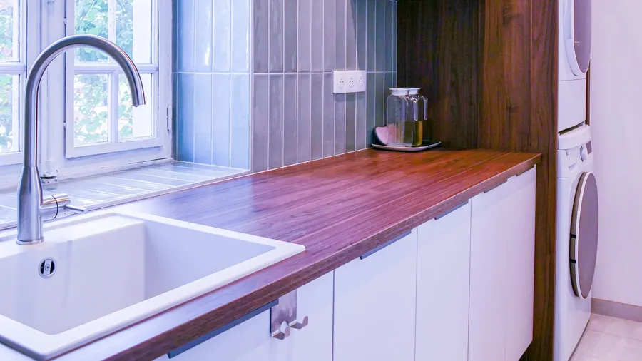 Buanderie chic et fonctionnelle dans une maison de Tournus