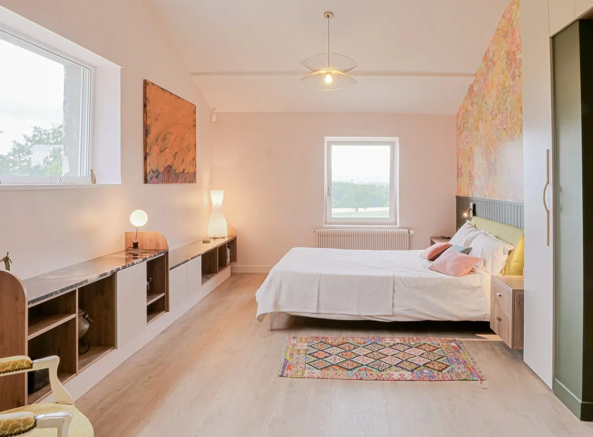 Chambre et dressing harmonieux dans une maison de l'Ain