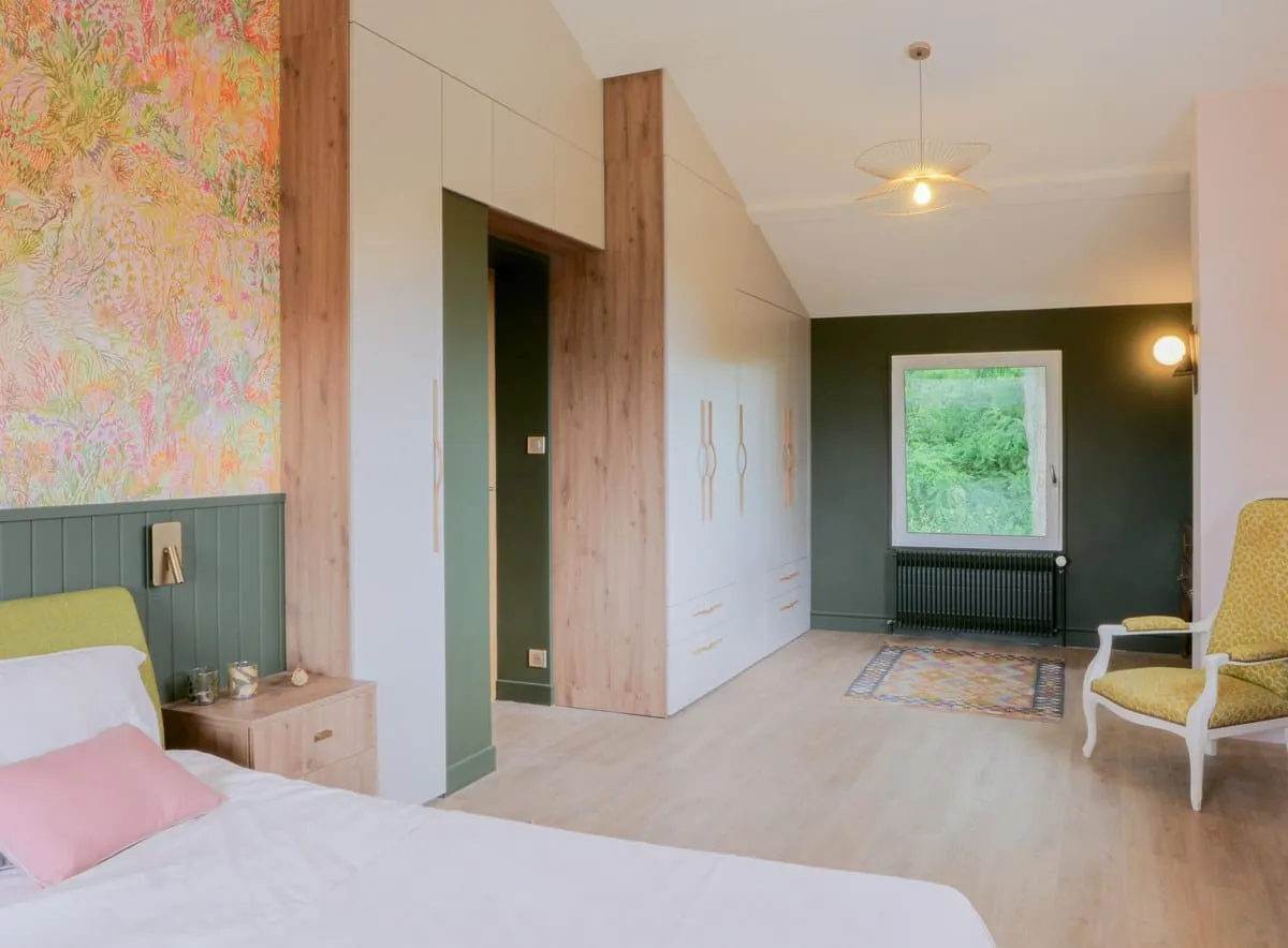 Chambre et dressing harmonieux dans une maison de l'Ain