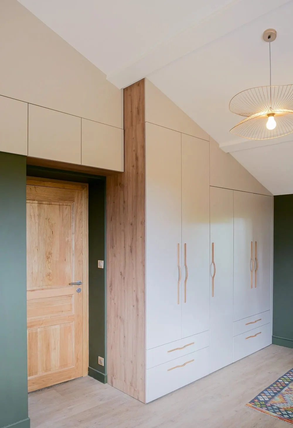 Chambre et dressing harmonieux dans une maison de l'Ain