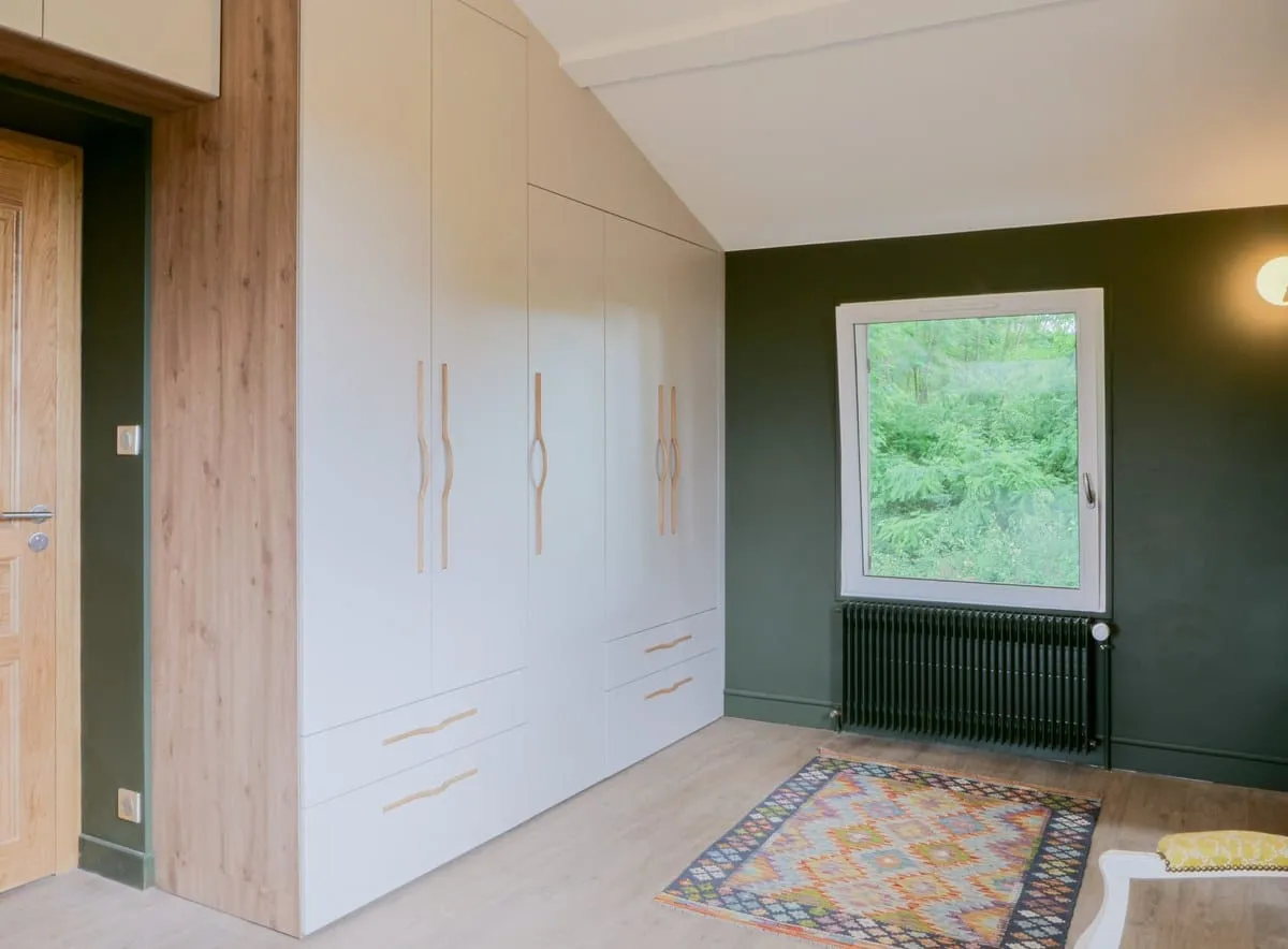 Chambre et dressing harmonieux dans une maison de l'Ain