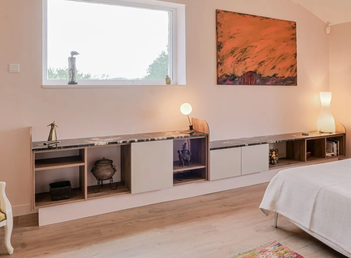 Chambre et dressing harmonieux dans une maison de l'Ain