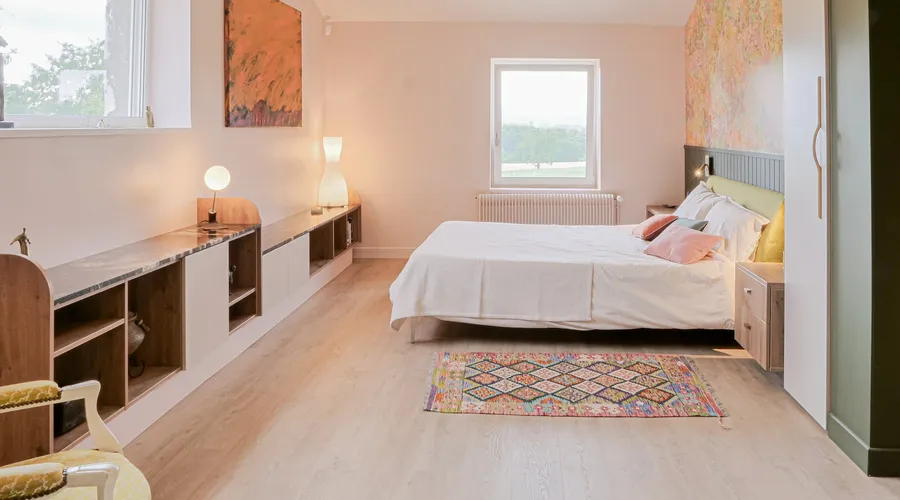 Chambre et dressing harmonieux dans une maison de l'Ain