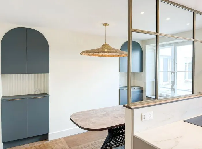 Cuisine et verrières sur mesure dans un appartement ancien