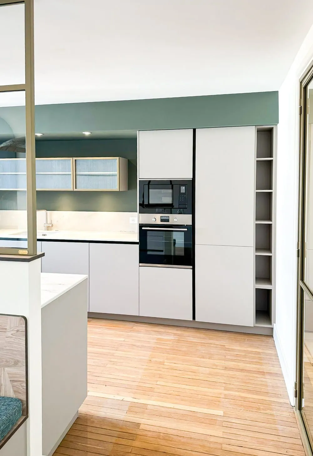 Cuisine et verrières sur mesure dans un appartement ancien