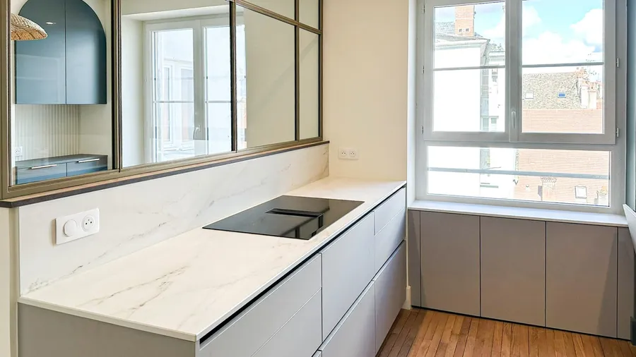 Cuisine et verrières sur mesure dans un appartement ancien