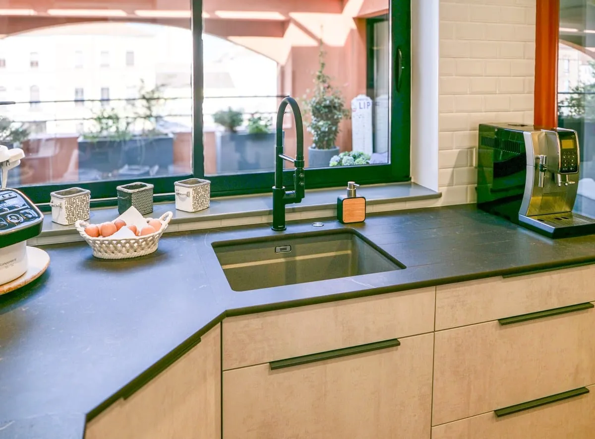 Rénovation complète d'une cuisine au style industriel dans un loft