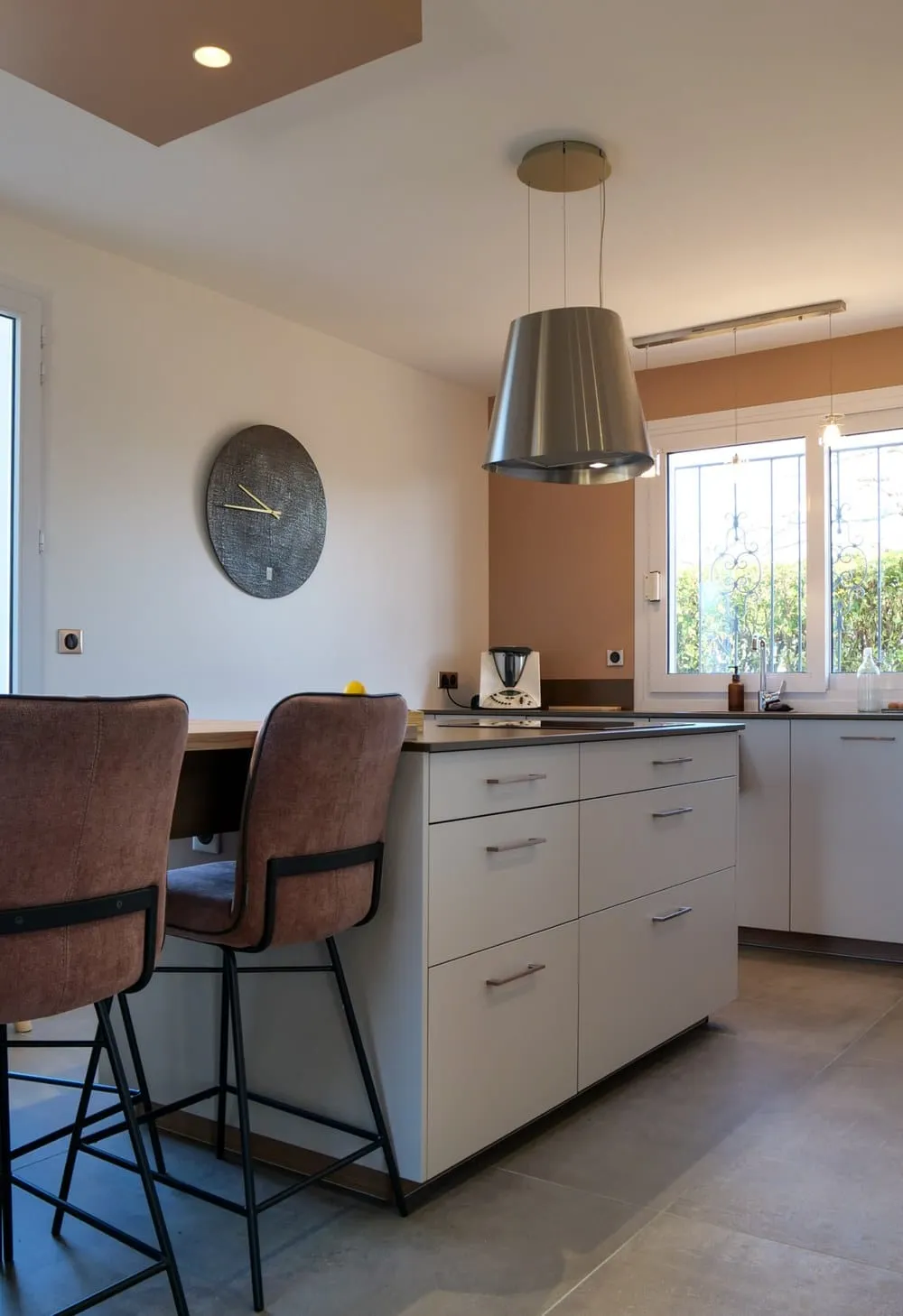 Une cuisine lumineuse pensée pour la vie de famille
