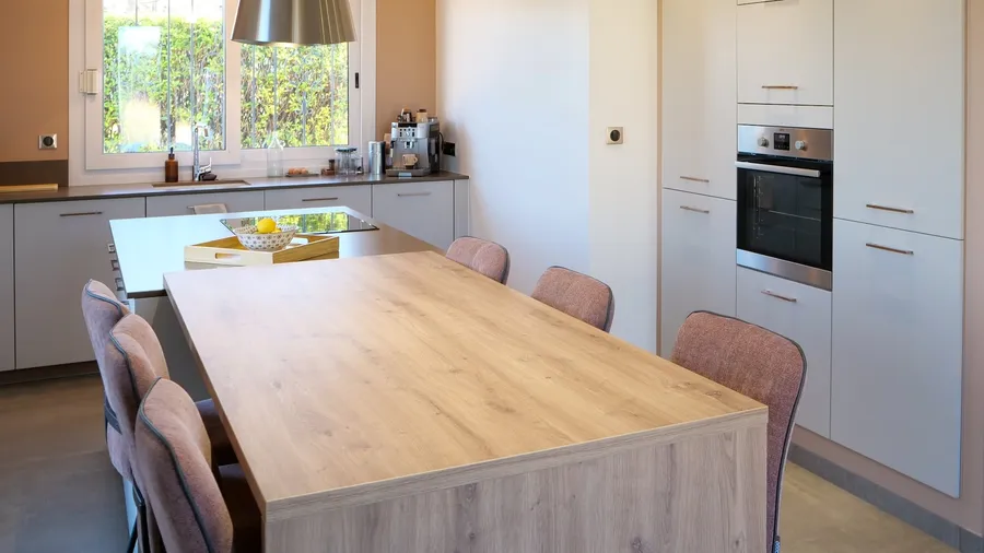 Une cuisine lumineuse pensée pour la vie de famille