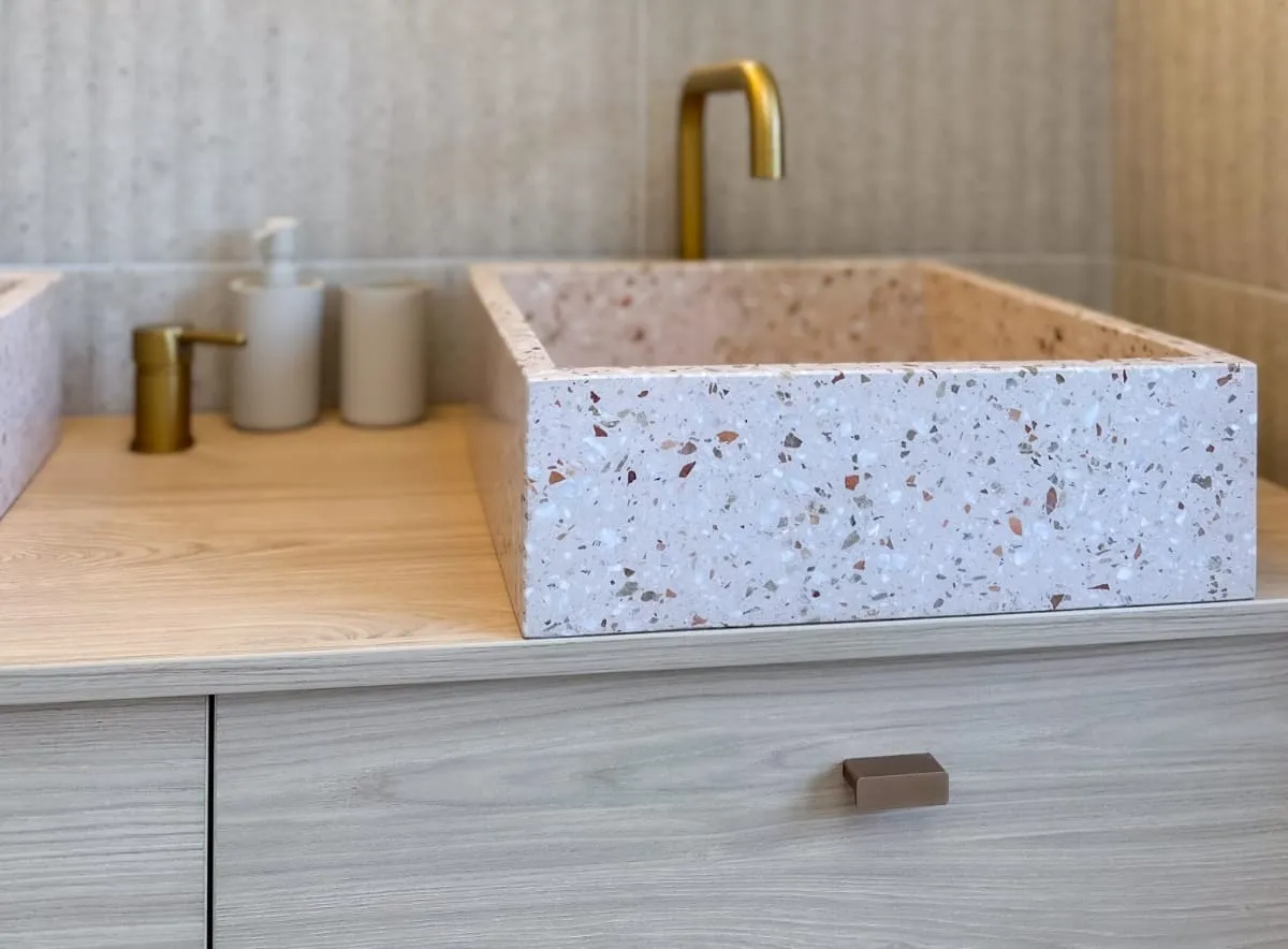Cuisine et salles d'eau épurées face aux vignes du Mâconnais