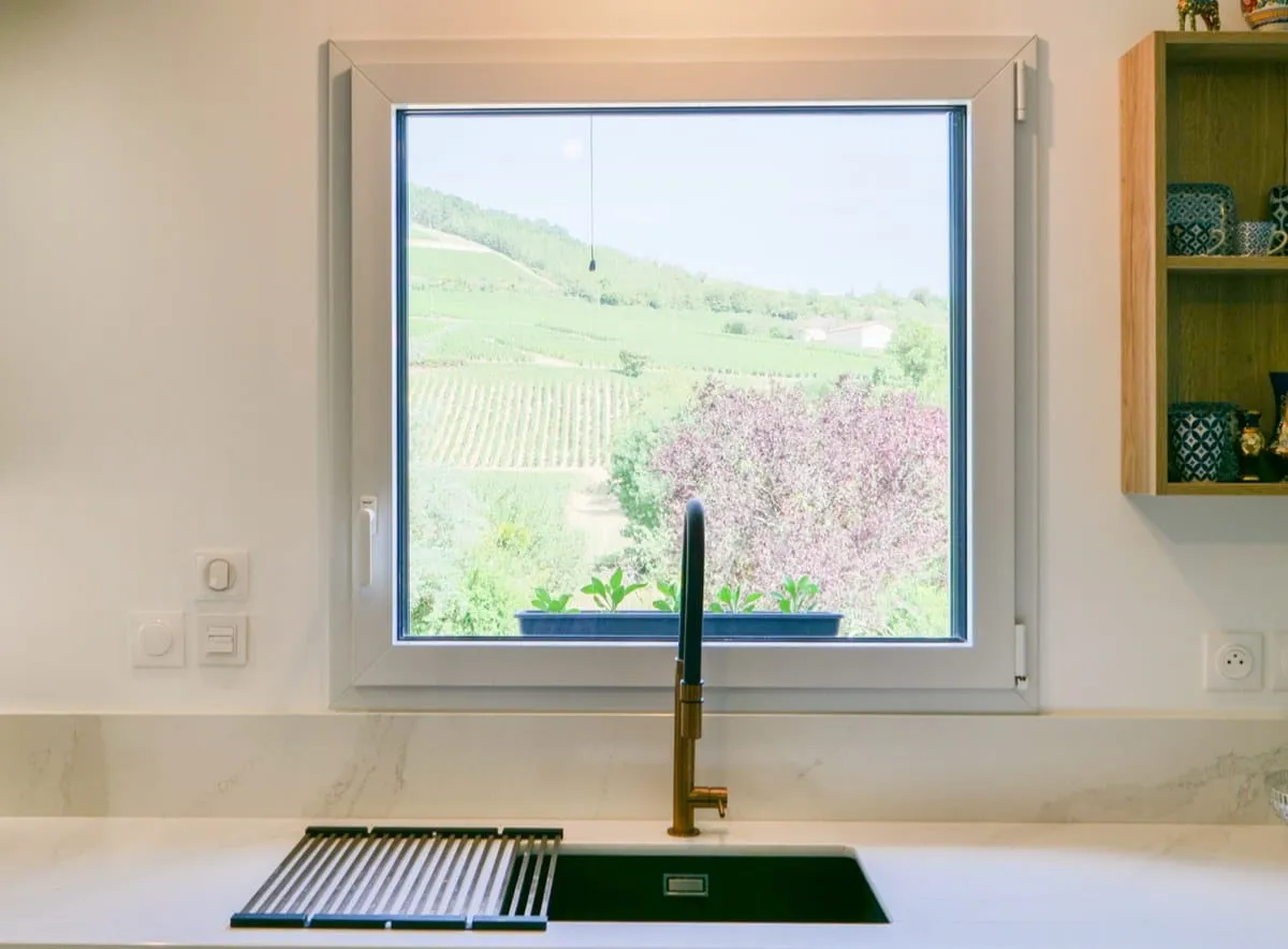 Une cuisine ouverte au pied des vignes de la Roche Vineuse