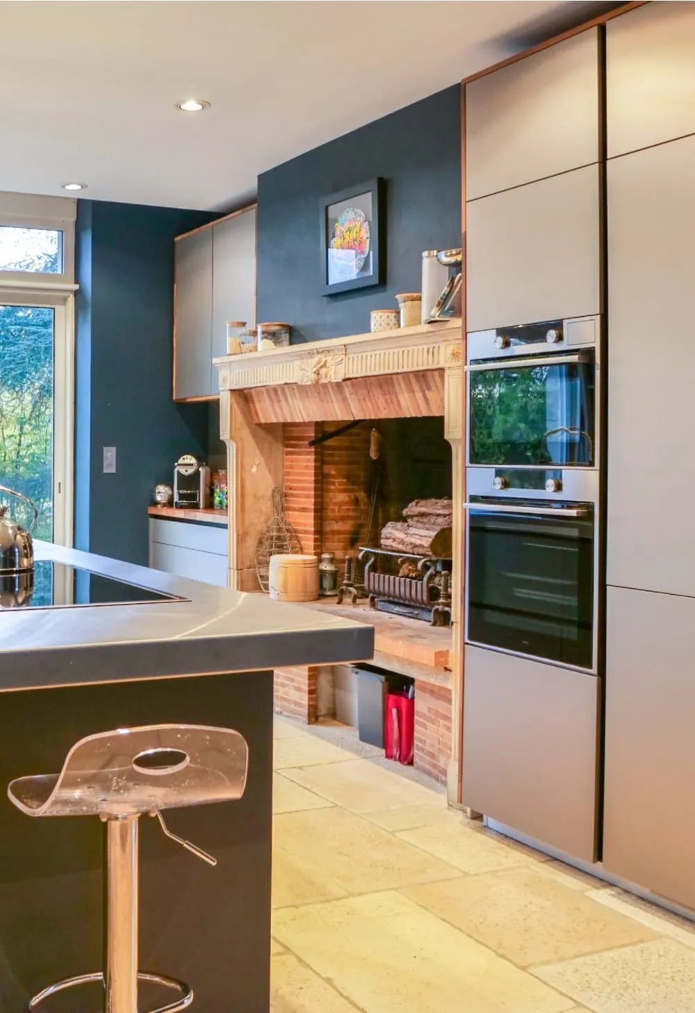 Cuisine contemporaine dans une maison mâconnaise réaménagée
