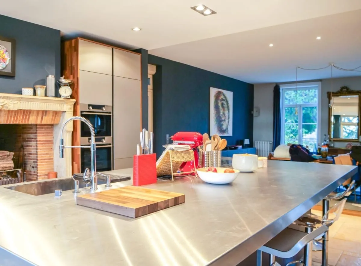 Cuisine contemporaine dans une maison mâconnaise réaménagée
