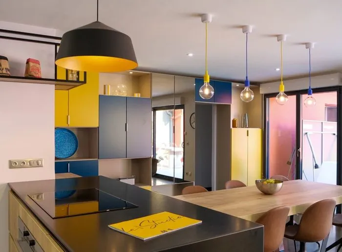 Une cuisine et son séjour avec billard central aux portes de Lyon, Sainte-Foy-lès-Lyon