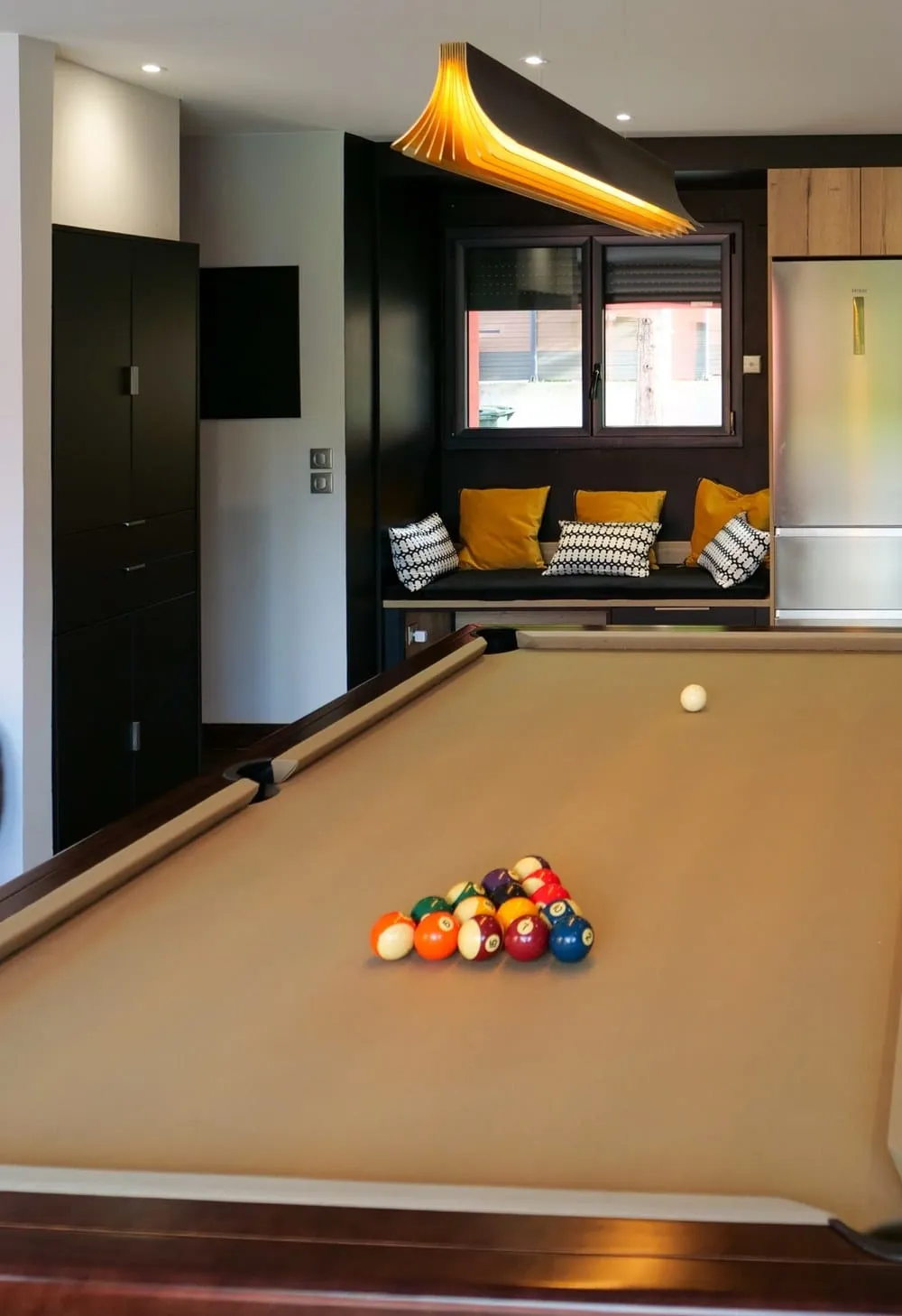 Une cuisine et son séjour avec billard central aux portes de Lyon