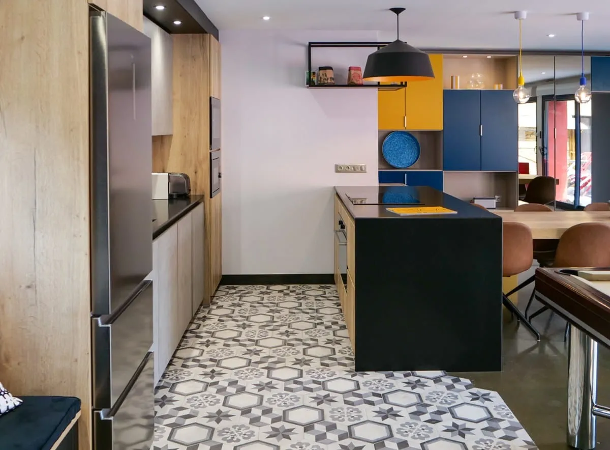 Une cuisine et son séjour avec billard central aux portes de Lyon