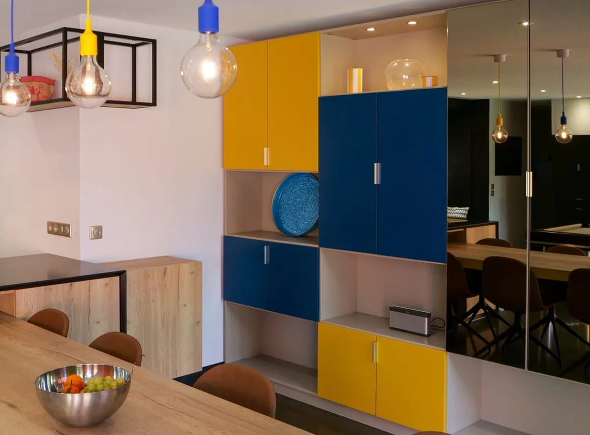 Une cuisine et son séjour avec billard central aux portes de Lyon