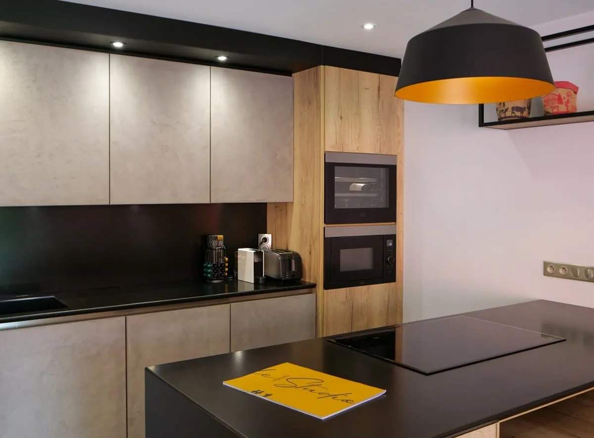 Une cuisine et son séjour avec billard central aux portes de Lyon